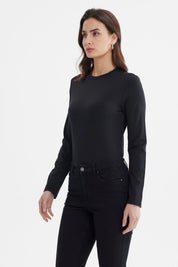 Polera mujer negra de manga larga diseño liso ideal para un look casual o formal sin estampas visibles