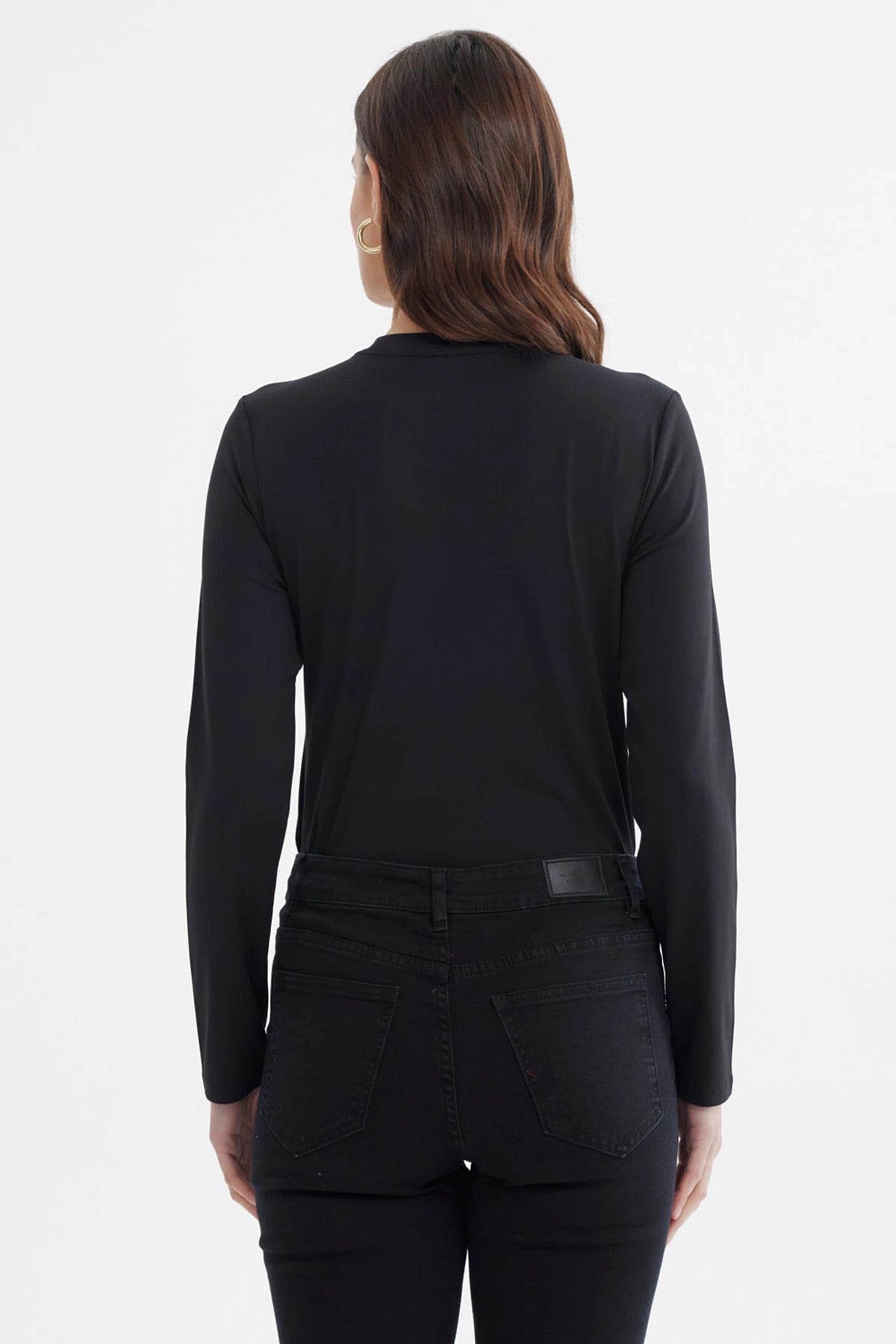 Polera mujer negra de manga larga diseño liso ideal para un look casual o formal sin estampas visibles