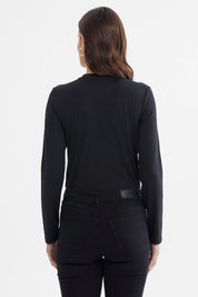 Polera mujer negra de manga larga diseño liso ideal para un look casual o formal sin estampas visibles