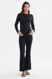 Polera mujer negra de manga larga diseño liso ideal para un look casual o formal sin estampas visibles