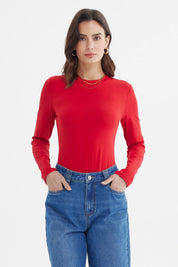 Polera mujer roja de manga larga ajustada sin estampa lisa ideal para combinar con jeans casuales