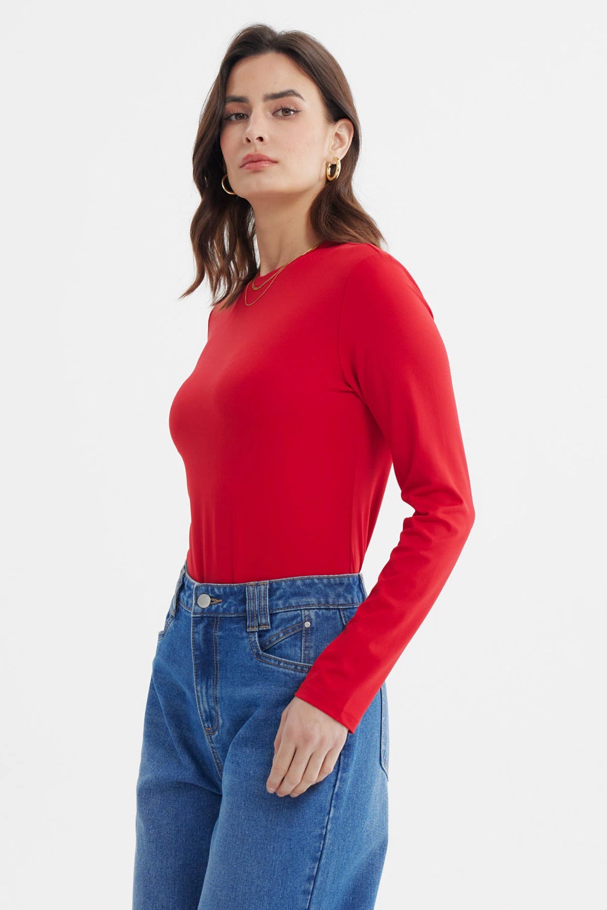 Polera mujer roja de manga larga ajustada sin estampa lisa ideal para combinar con jeans casuales
