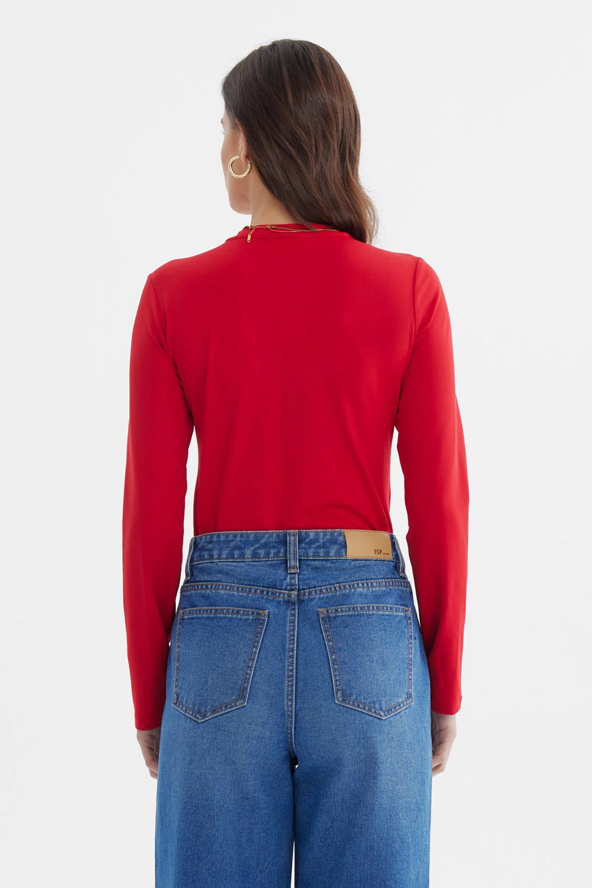 Polera mujer roja de manga larga ajustada sin estampa lisa ideal para combinar con jeans casuales