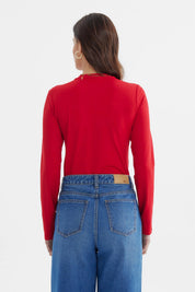 Polera mujer roja de manga larga ajustada sin estampa lisa ideal para combinar con jeans casuales