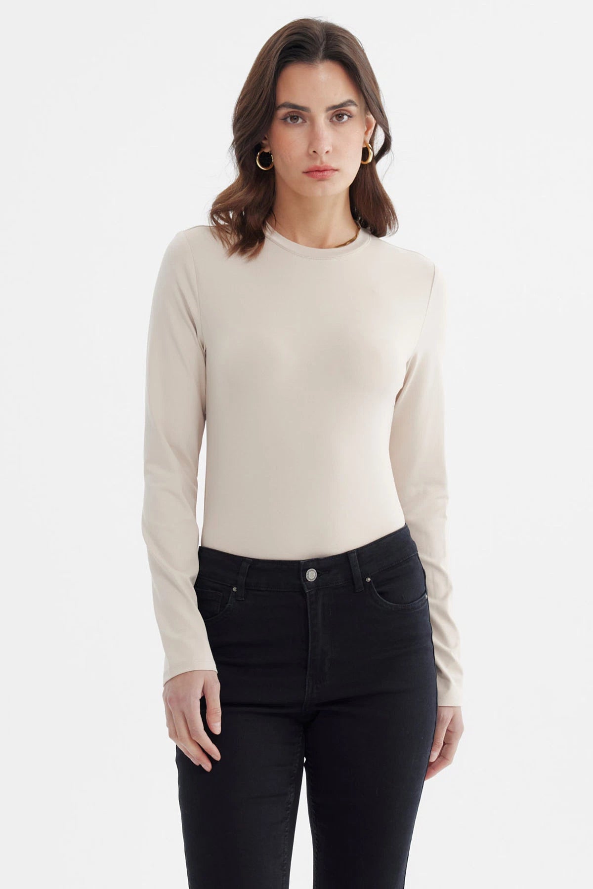 Polera mujer beige lisa de manga larga corte ajustado estilo minimalista