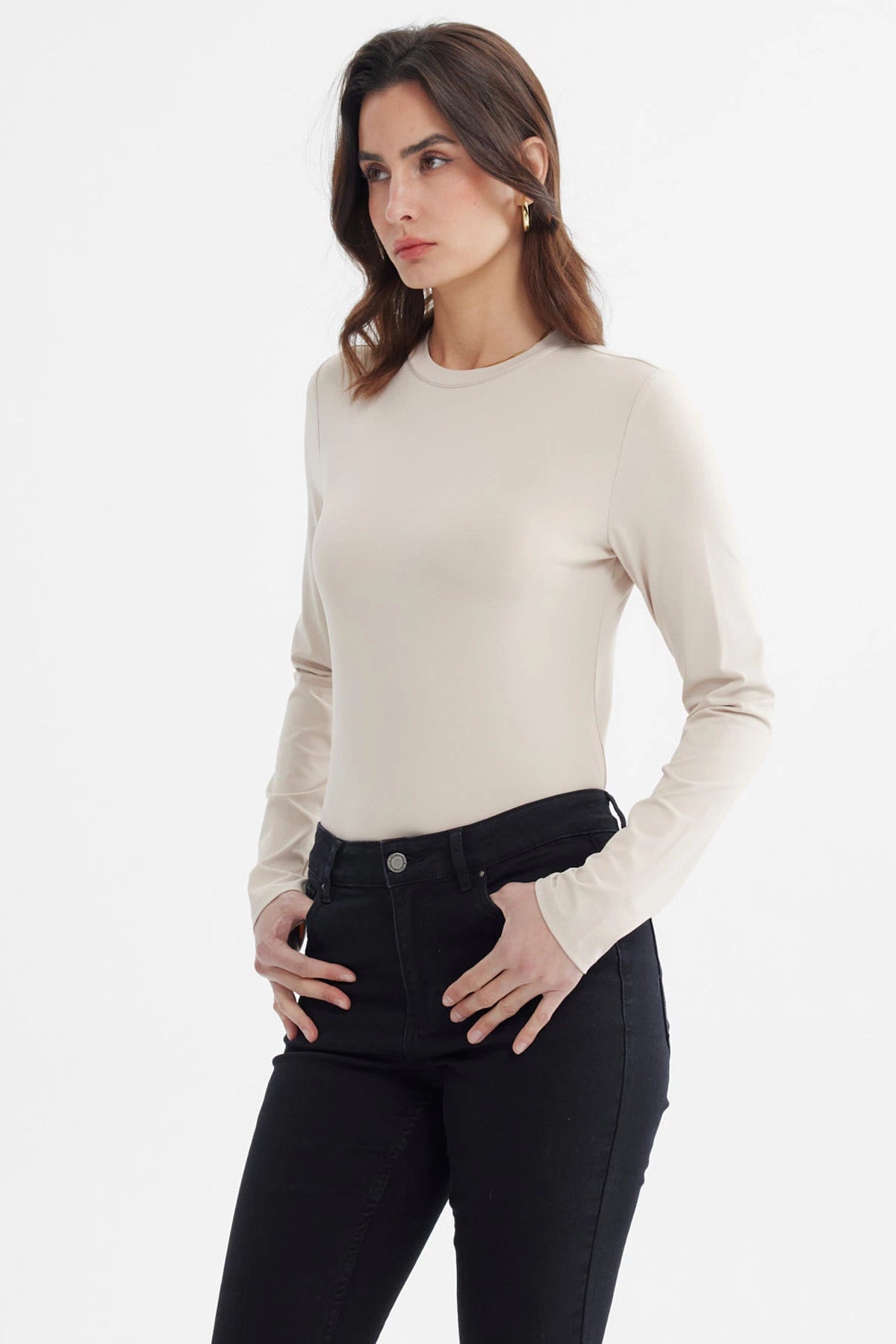 Polera mujer beige lisa de manga larga corte ajustado estilo minimalista