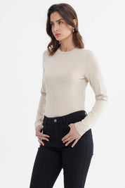 Polera mujer beige lisa de manga larga corte ajustado estilo minimalista