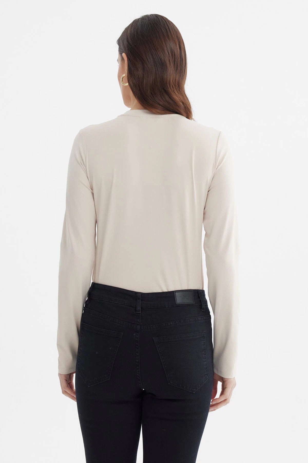 Polera mujer beige lisa de manga larga corte ajustado estilo minimalista
