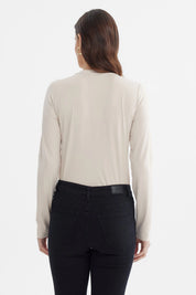 Polera mujer beige lisa de manga larga corte ajustado estilo minimalista