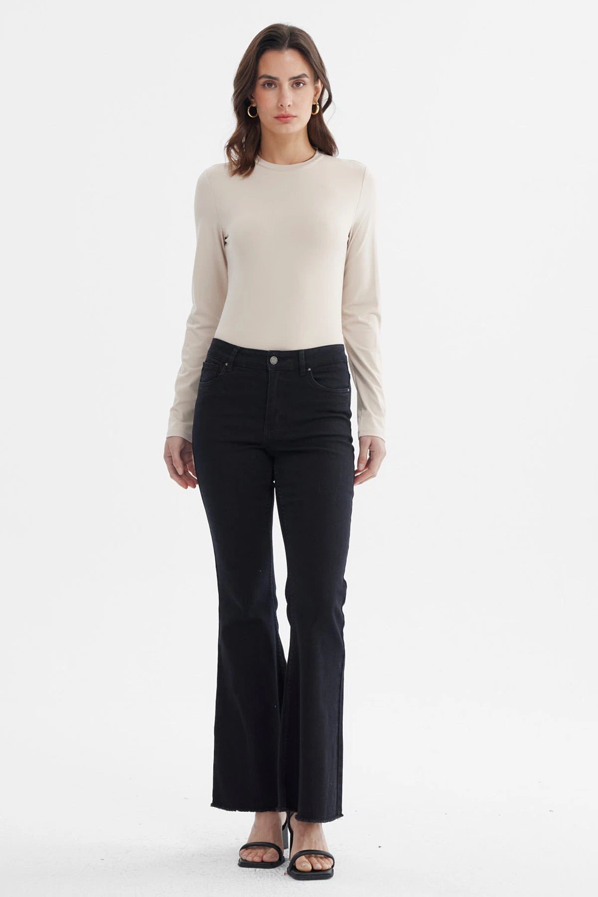 Polera mujer beige lisa de manga larga corte ajustado estilo minimalista