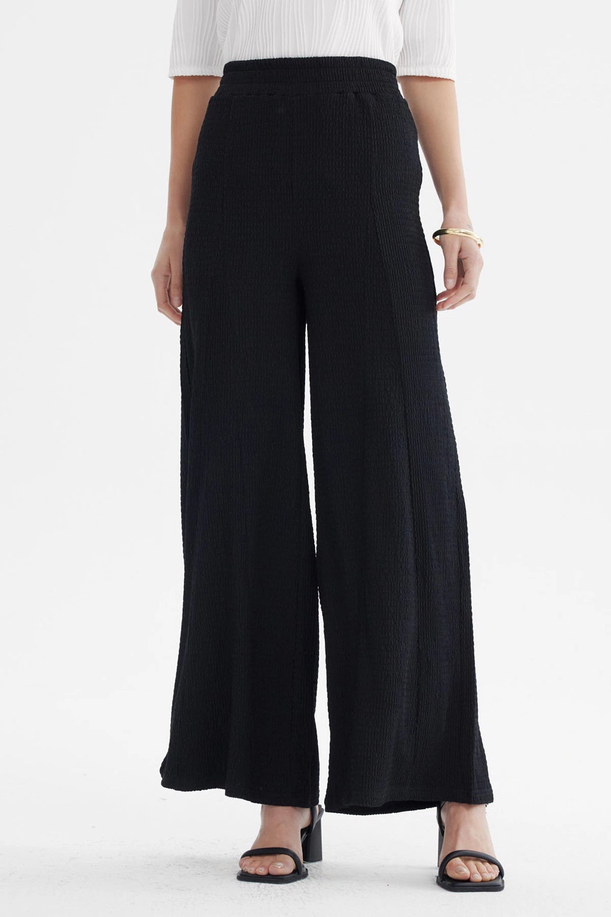 Pantalón mujer wide leg negro sin estampa tejido texturizado corte amplio elegante y versátil para ocasiones formales