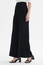 Pantalón mujer wide leg negro sin estampa tejido texturizado corte amplio elegante y versátil para ocasiones formales
