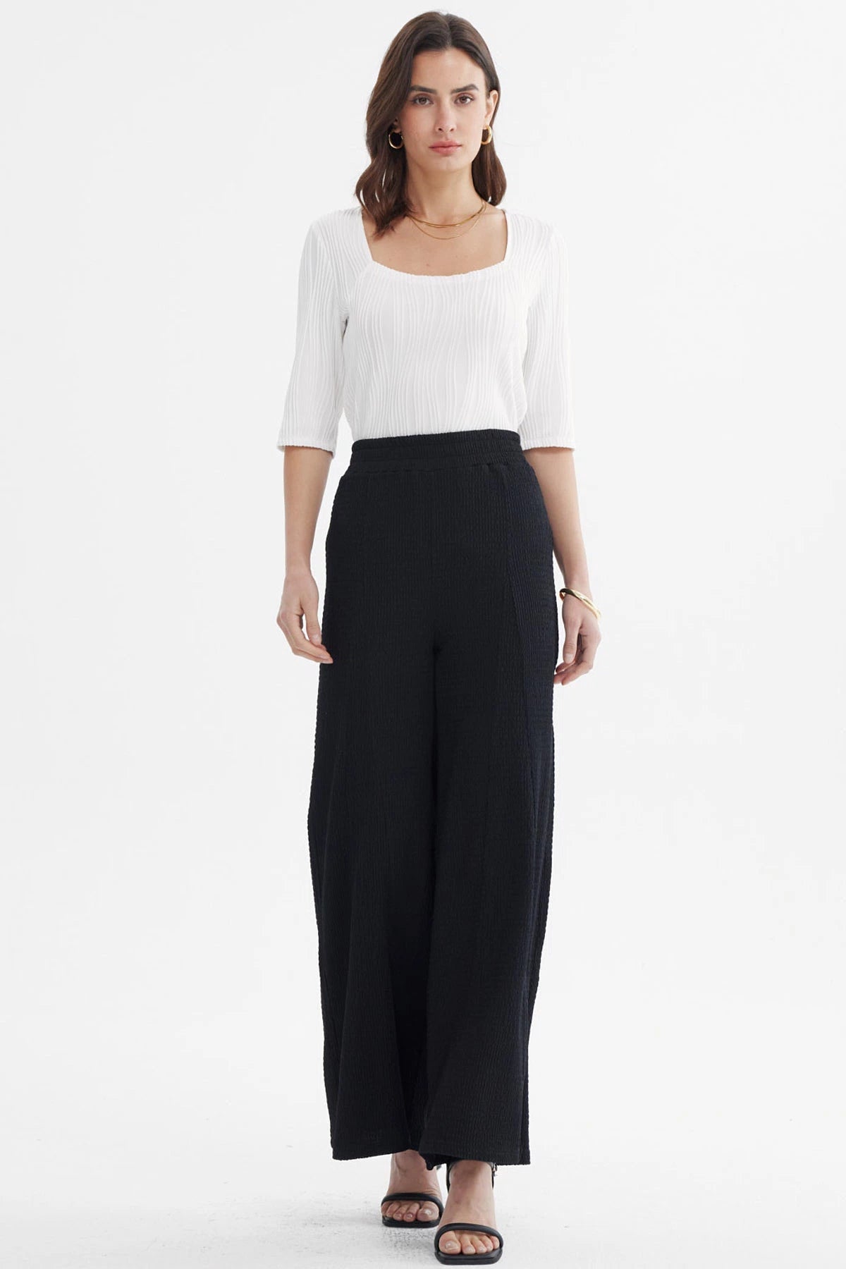 Pantalón mujer wide leg negro sin estampa tejido texturizado corte amplio elegante y versátil para ocasiones formales