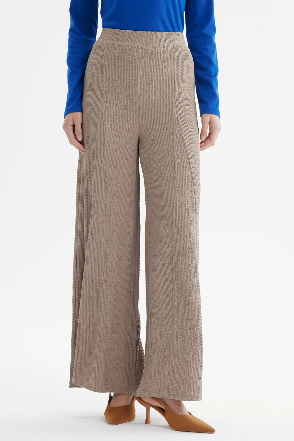 Pantalón mujer wide leg beige sin estampa textura acanalada ideal para un look relajado y sofisticado