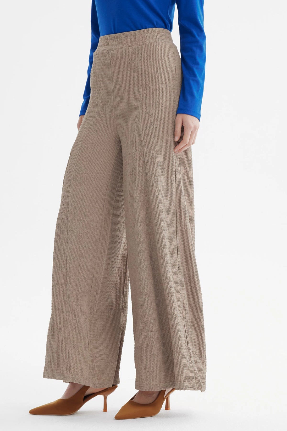 Pantalón mujer wide leg beige sin estampa textura acanalada ideal para un look relajado y sofisticado