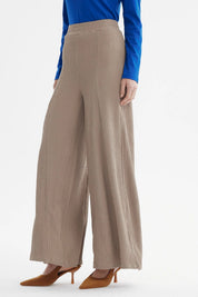 Pantalón mujer wide leg beige sin estampa textura acanalada ideal para un look relajado y sofisticado