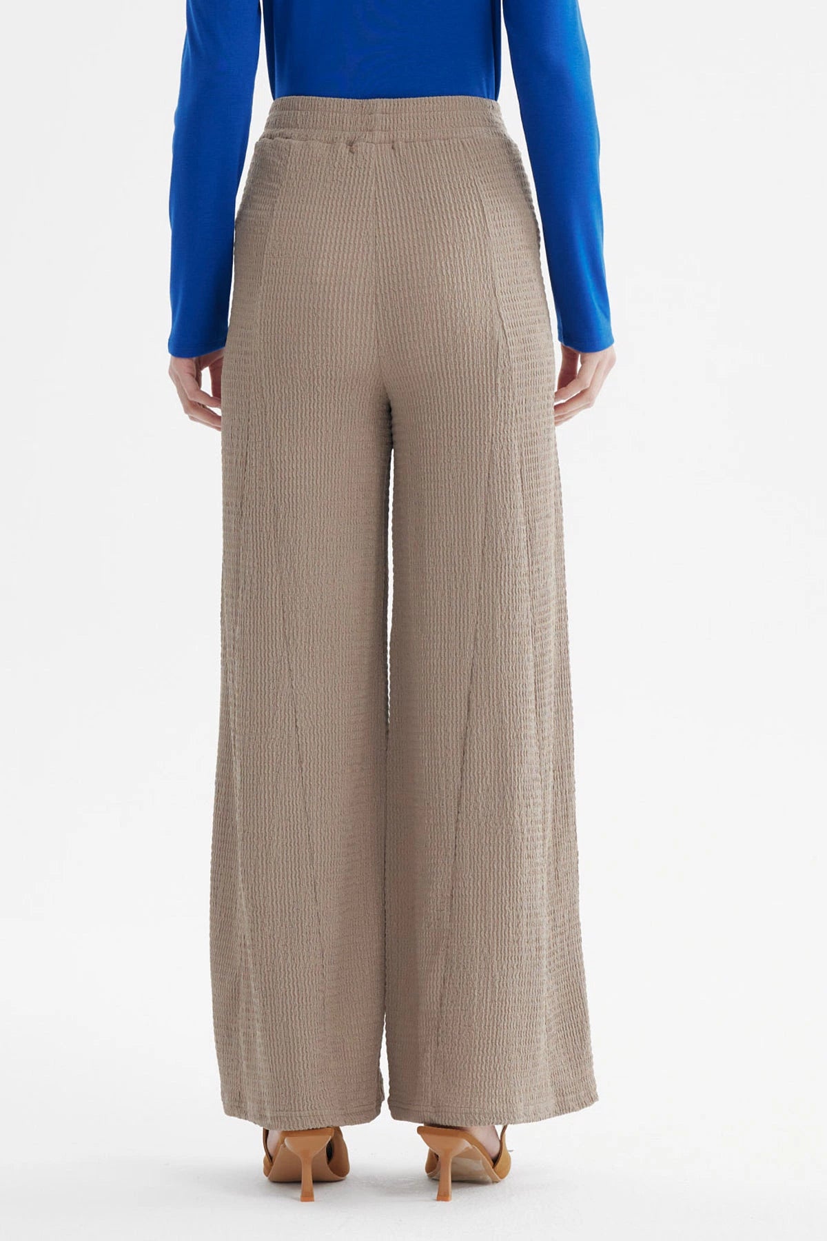 Pantalón mujer wide leg beige sin estampa textura acanalada ideal para un look relajado y sofisticado