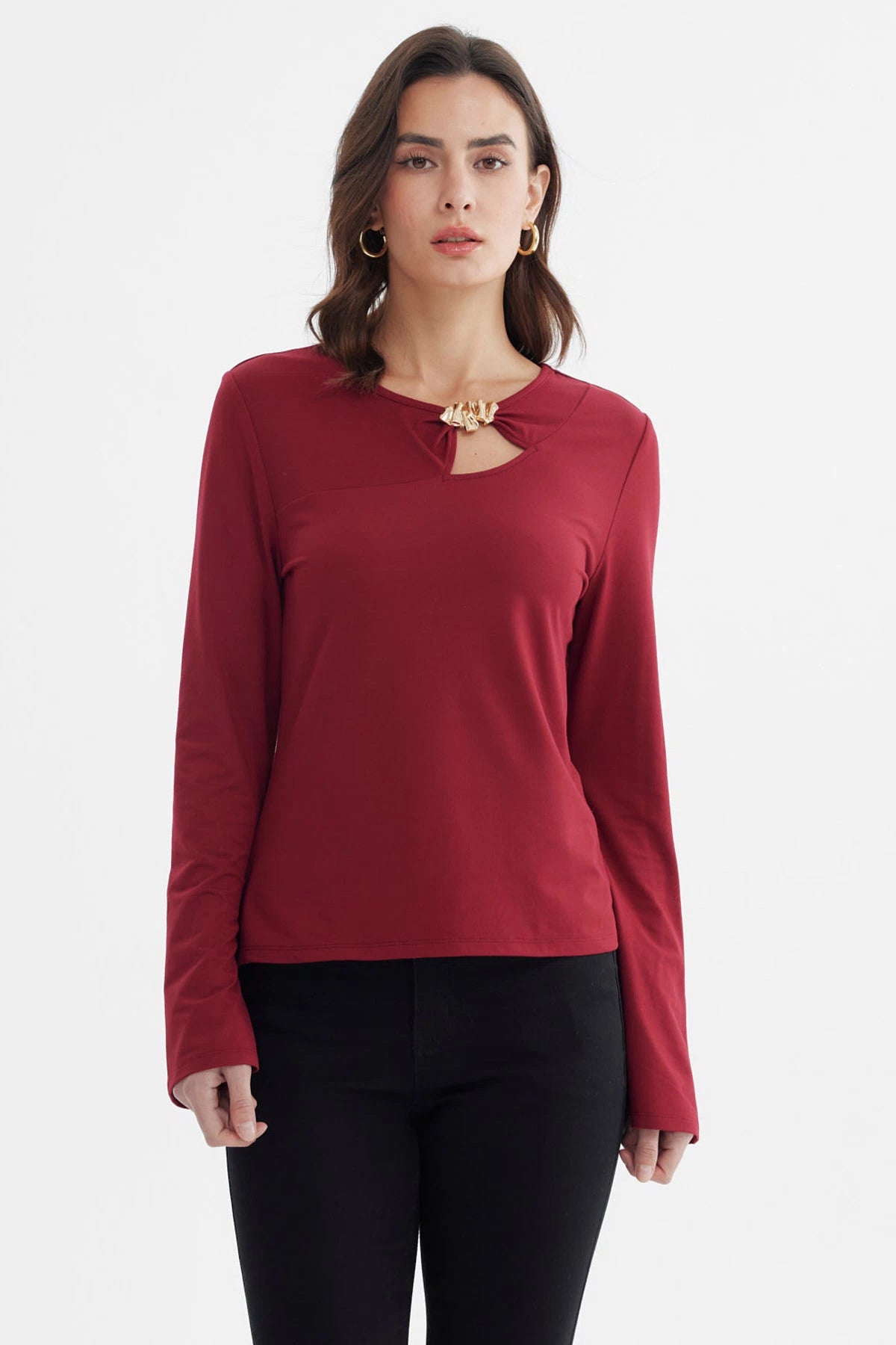 Polera mujer roja con aplicación metálica en el pecho lisa y manga larga elegante