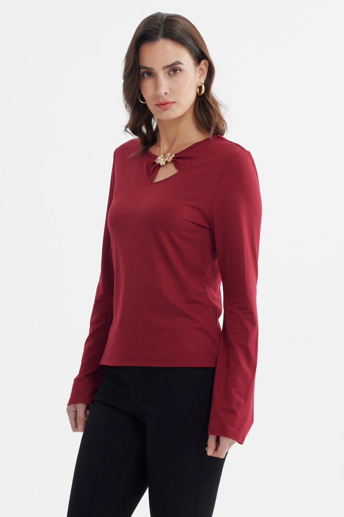 Polera mujer roja con aplicación metálica en el pecho lisa y manga larga elegante