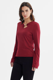 Polera mujer roja con aplicación metálica en el pecho lisa y manga larga elegante