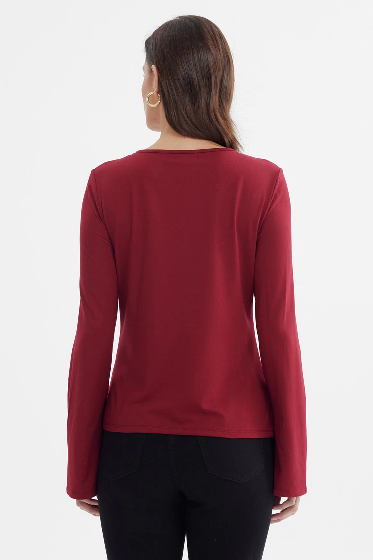 Polera mujer roja con aplicación metálica en el pecho lisa y manga larga elegante
