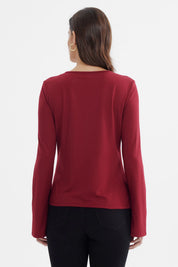 Polera mujer roja con aplicación metálica en el pecho lisa y manga larga elegante