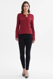 Polera mujer roja con aplicación metálica en el pecho lisa y manga larga elegante