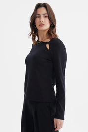 Polera negra de mujer con manga larga abertura en el hombro derecho y nudo estilizado diseño liso elegante