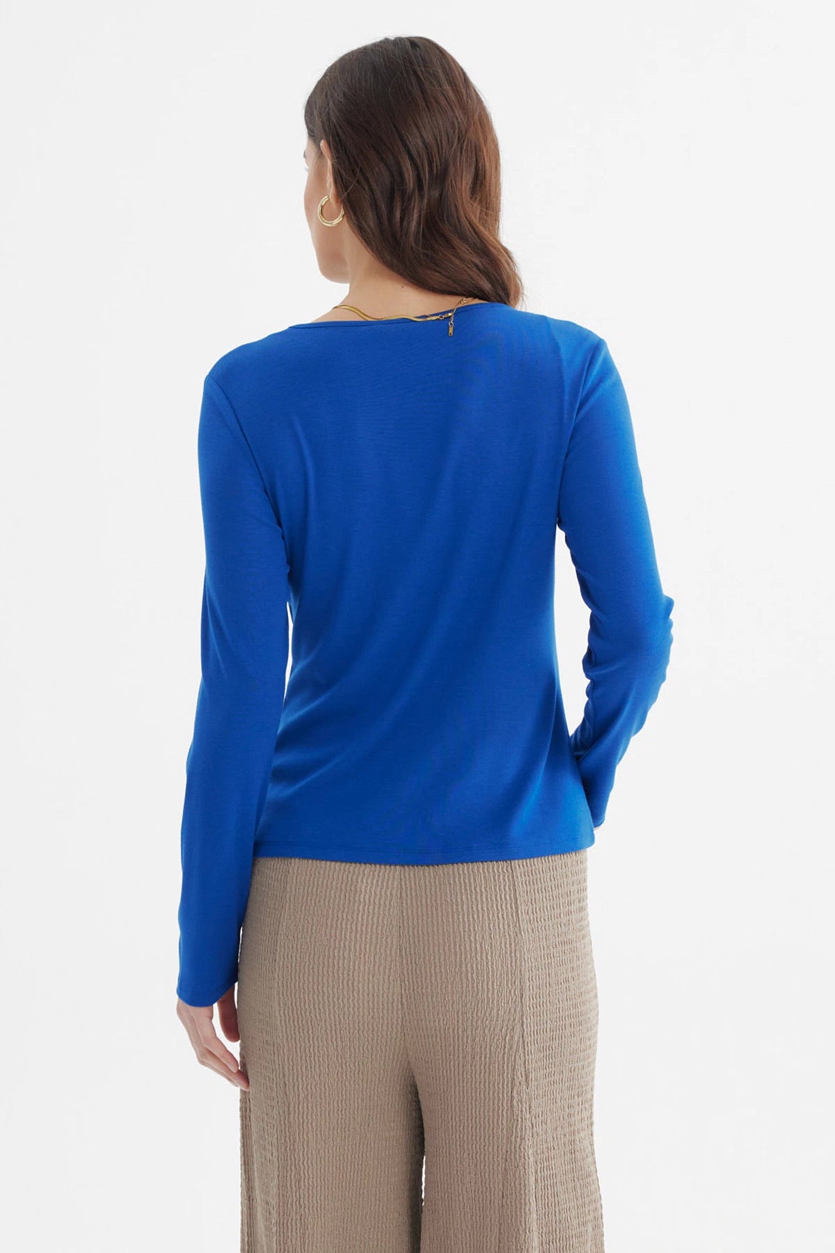 Polera azul mujer con abertura en el hombro y nudo moderno lisa
