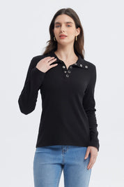 Polera negra de mujer con botones plateados en el cuello y manga larga diseño liso