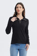 Polera negra de mujer con botones plateados en el cuello y manga larga diseño liso