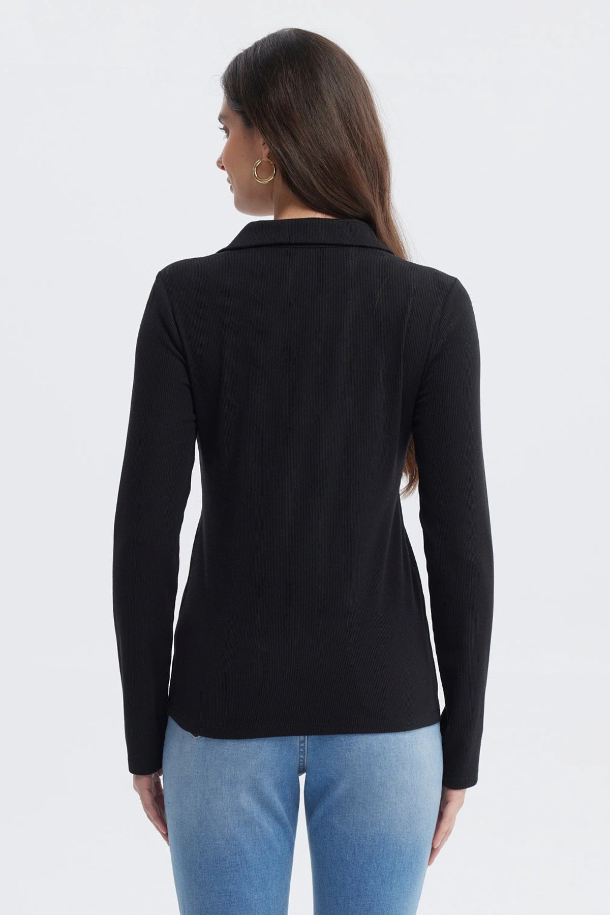 Polera negra de mujer con botones plateados en el cuello y manga larga diseño liso