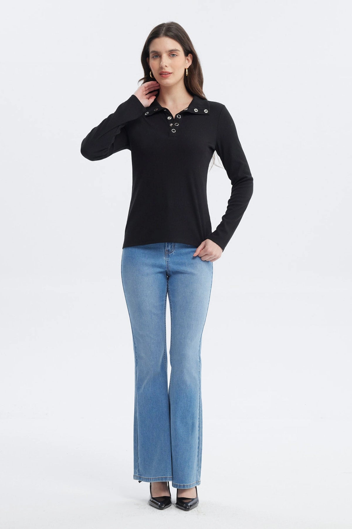 Polera negra de mujer con botones plateados en el cuello y manga larga diseño liso