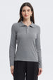 Polera gris melange de manga larga con botones en el cuello lisa y de estilo casual