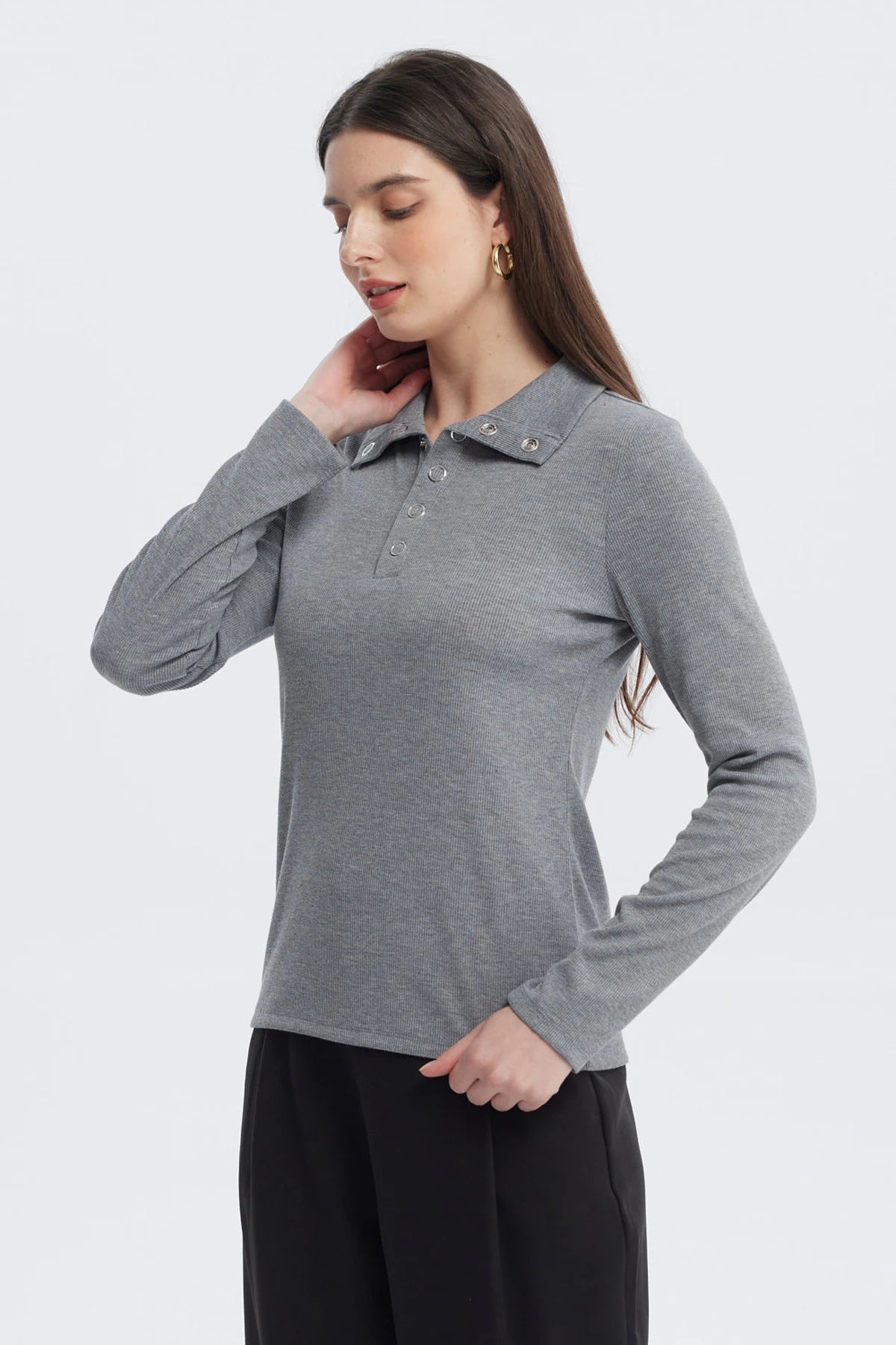 Polera gris melange de manga larga con botones en el cuello lisa y de estilo casual
