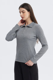 Polera gris melange de manga larga con botones en el cuello lisa y de estilo casual