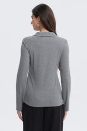 Polera gris melange de manga larga con botones en el cuello lisa y de estilo casual