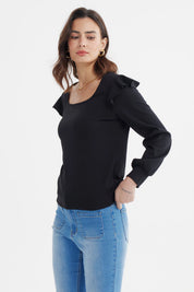 Polera negra de mujer con volantes en hombros manga larga ajustada sin estampa lisa y elegante