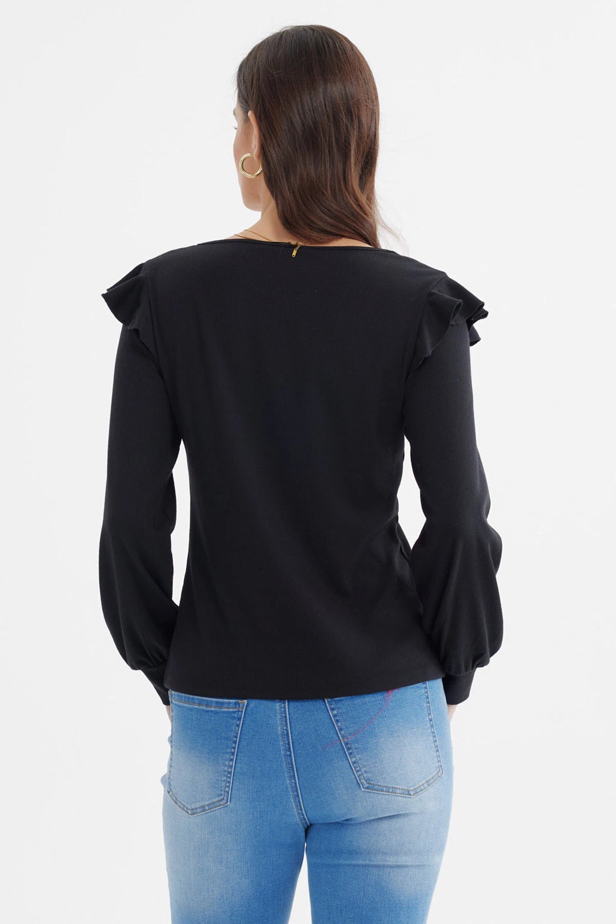 Polera negra de mujer con volantes en hombros manga larga ajustada sin estampa lisa y elegante