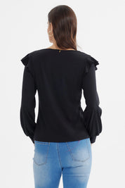 Polera negra de mujer con volantes en hombros manga larga ajustada sin estampa lisa y elegante