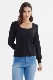 Polera negra de mujer con escote cuadrado y mangas largas sin estampa lisa elegante y versátil para cualquier ocasión