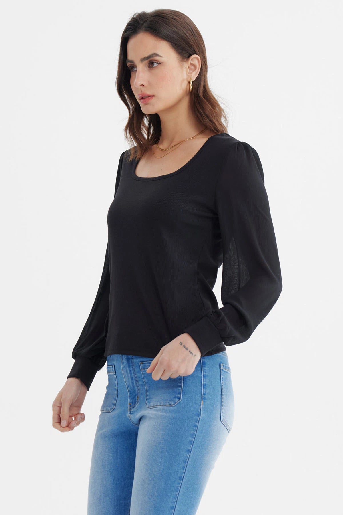 Polera negra de mujer con escote cuadrado y mangas largas sin estampa lisa elegante y versátil para cualquier ocasión
