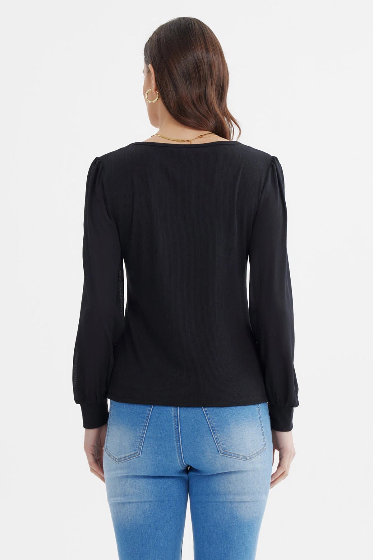 Polera negra de mujer con escote cuadrado y mangas largas sin estampa lisa elegante y versátil para cualquier ocasión