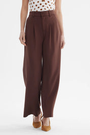 Pantalón sastrero mujer color chocolate con pinzas delanteras y diseño liso elegante