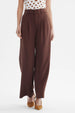 Pantalón sastrero mujer color chocolate con pinzas delanteras y diseño liso elegante