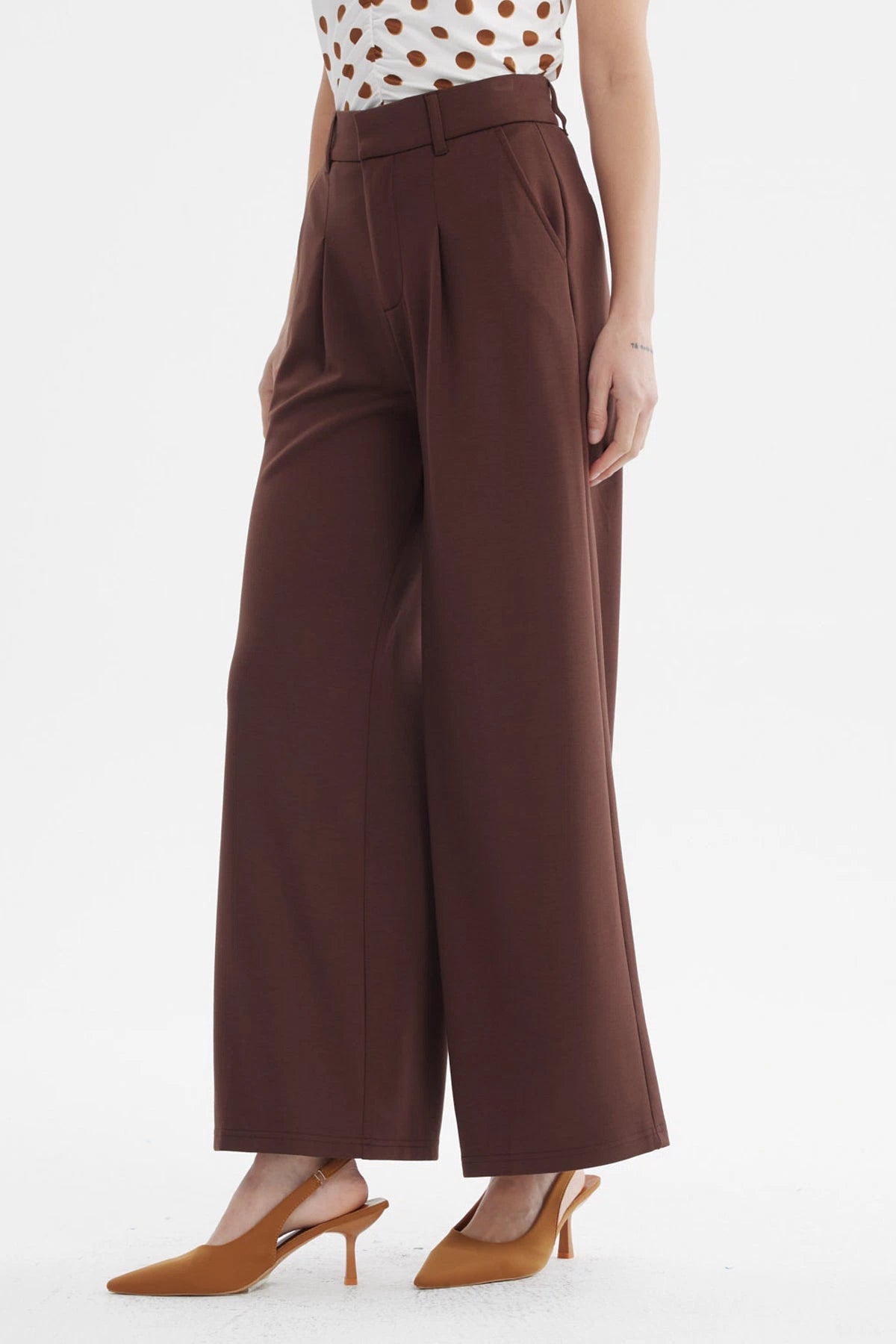 Pantalón sastrero mujer color chocolate con pinzas delanteras y diseño liso elegante