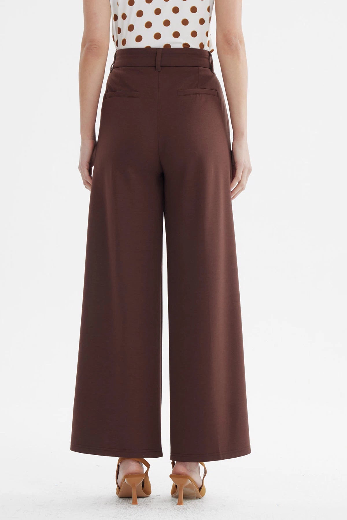 Pantalón sastrero mujer color chocolate con pinzas delanteras y diseño liso elegante