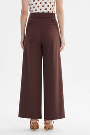 Pantalón sastrero mujer color chocolate con pinzas delanteras y diseño liso elegante