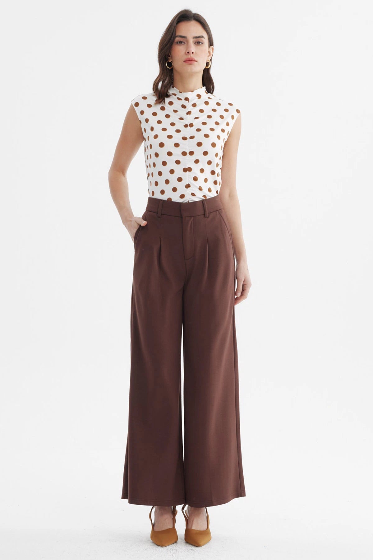 Pantalón sastrero mujer color chocolate con pinzas delanteras y diseño liso elegante