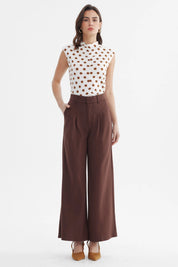 Pantalón sastrero mujer color chocolate con pinzas delanteras y diseño liso elegante